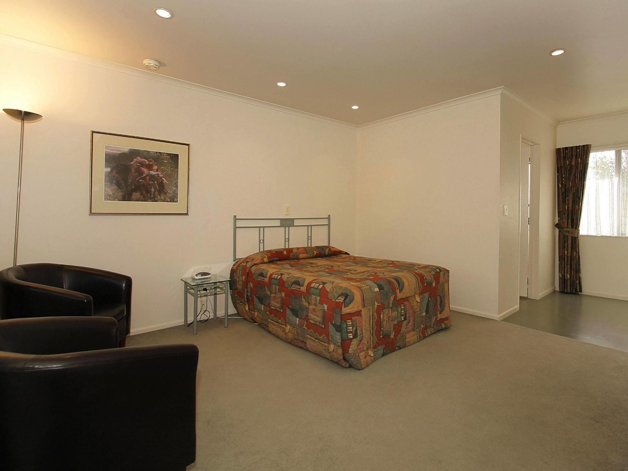 Camelot Motor And Conference Centre 4*