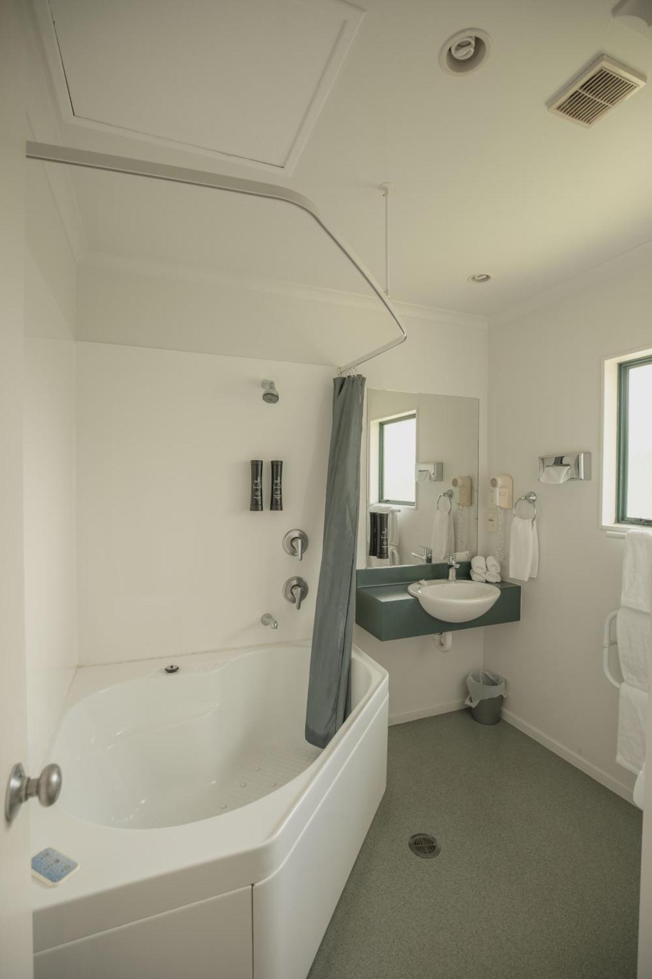 Camelot Motor And Conference Centre 4*